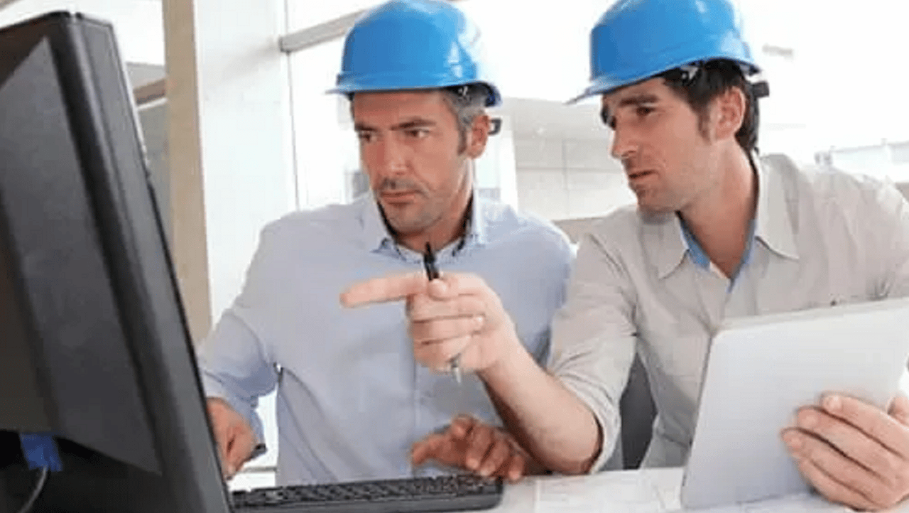 Dois homens trabalhando em frente ao computador