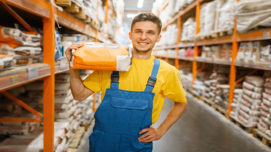 Homem em um ambiente de compra de cimento.