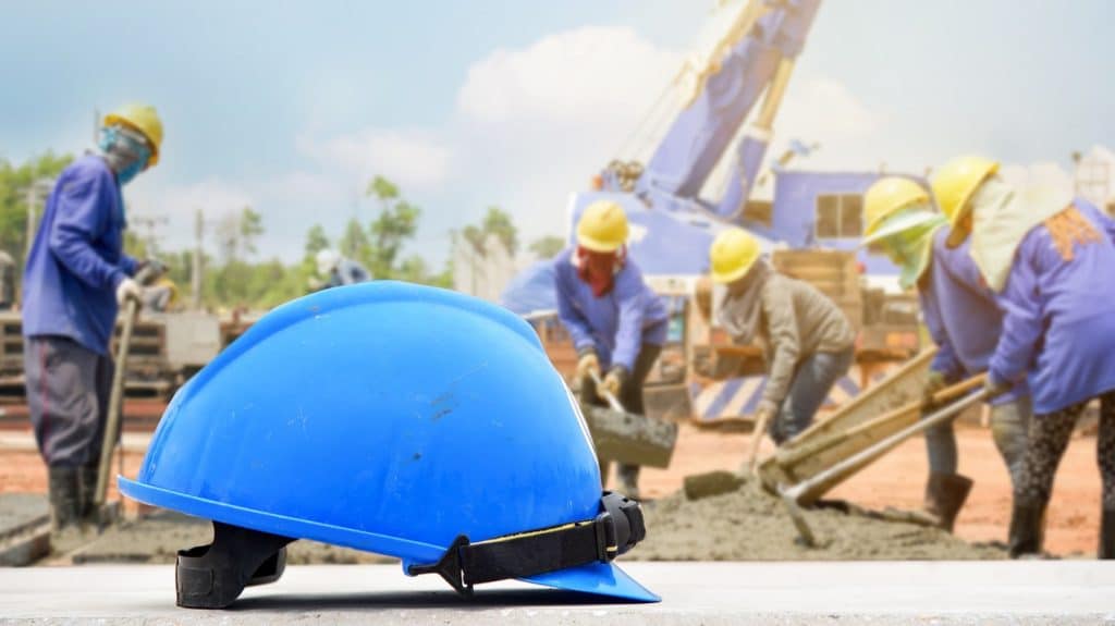 homens trabalhando no canteiro depois da compra de concreto