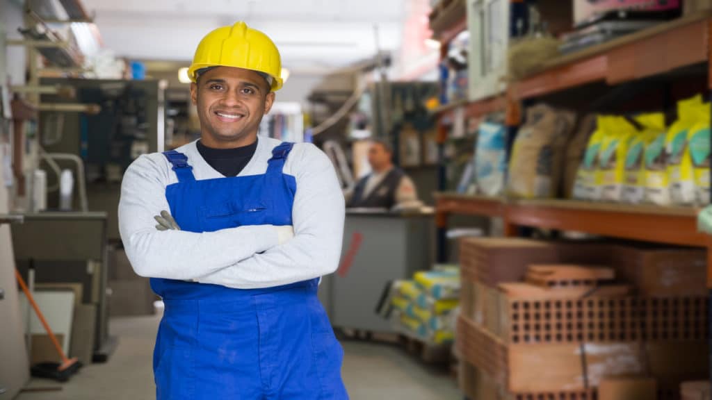 Engenheiro de obras em uma casa de materiais de construção.