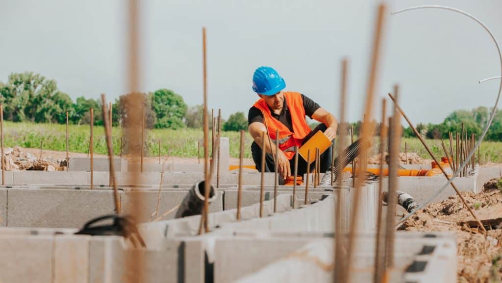 homem no canteiro de obra enquanto faz a fundação