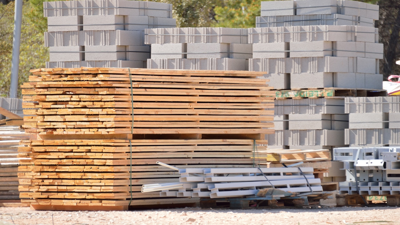Materiais de construção, como madeira e blocos de concreto.
