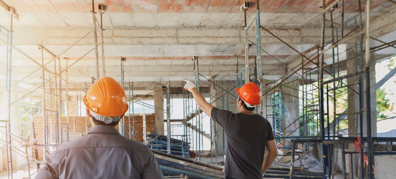 homens trabalham no canteiro de obras