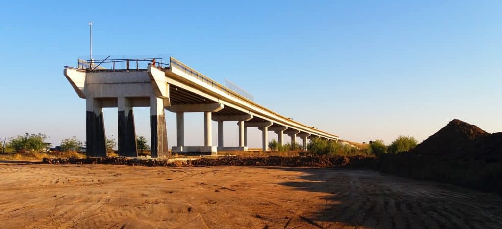 Obra de uma ponte inacabada a luz do dia