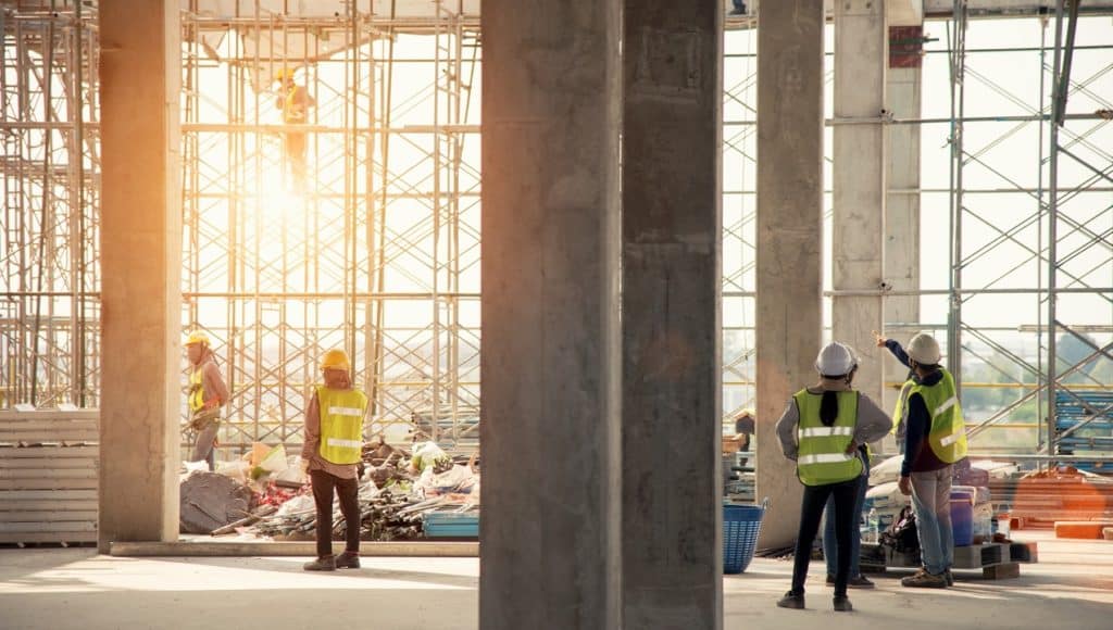 Trabalhadores em uma obra em andamento