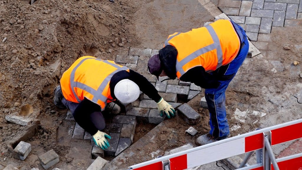 dois homens no canteiro de obras