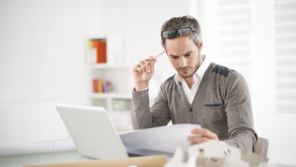 Homem analisando documentos