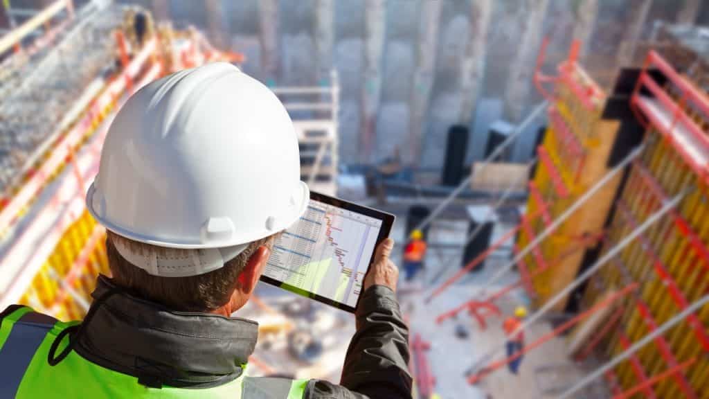 engenheiro olhando canteiro de obras