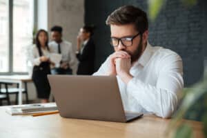 homem no computador trabalhando para reverter pedido de compra