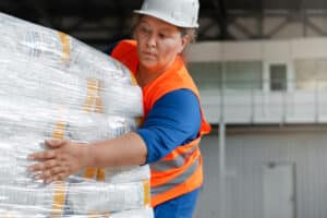 mulher tranalhando no controle de estoque na construção civil