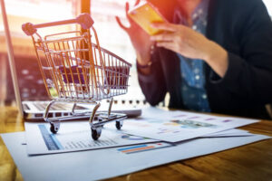 mulher fazendo um plano de compras